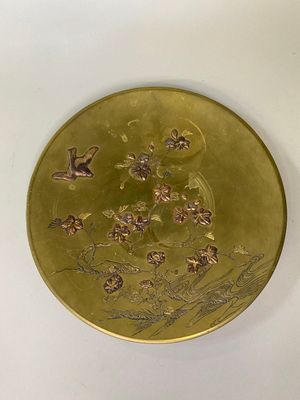 Japon, période Meiji. Un plat en cuivre, à décor appliqué en…