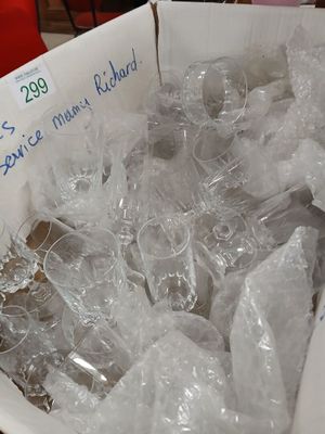 une boîte remplie de verres à vin vides posée sur une table