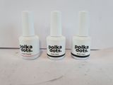 trois flacons de vernis à ongles posés sur un comptoir
