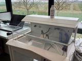un bureau avec un ordinateur portable et un écran devant une fenêtre
