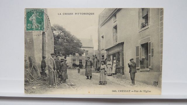 Cressat : Rue de l’Église (PM 1443). Amorce de pli vertical au ce...