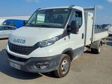 un camion blanc garé dans un parking