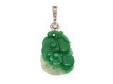 un gros plan d'un pendentif en jade vert et diamants sur fond blanc