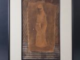 photo encadrée d'une femme en robe marron, dans un cadre noir