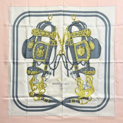 écharpe ornée d'une paire de chaussures et d'un sac à main