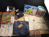 beaucoup de vêtements et de chaussures pour enfants posés sur une table
