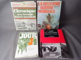 Trois livres sont posés sur un lit, sur fond gris.