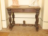 une table en bois sur laquelle se trouve une statue en marbre