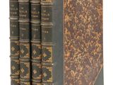 une pile de trois vieux livres empilés les uns sur les autres
