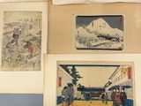 deux anciennes estampes japonaises représentant des personnages et des bâtiments, exposées dans un musée