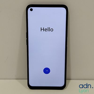 l'arrière d'un iPhone avec le bouton « Hello » à l'écran