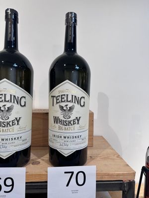 Deux bouteilles de whisky sont exposées sur une étagère
