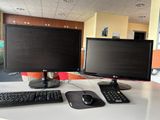 un bureau d'ordinateur avec deux écrans et un clavier