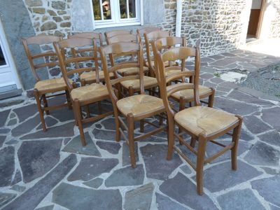 beaucoup de chaises posées à même le sol en pierre