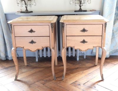 deux tables de chevet placées l'une à côté de l'autre sur un parquet
