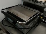 un grille-pain posé sur une table dans une cuisine