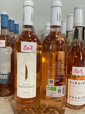 plusieurs bouteilles de vin sont alignées sur un comptoir