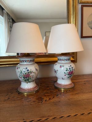 Paire de vases montés en lampe en porcelaine dans le goût de…