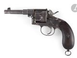 un vieux revolver avec un manche en bois sur fond blanc