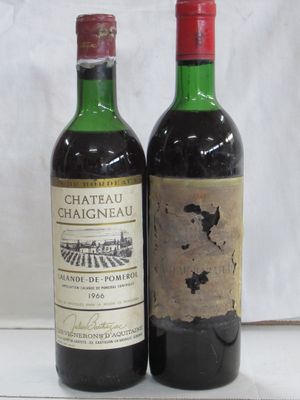 deux bouteilles de vin posées l'une à côté de l'autre sur une table