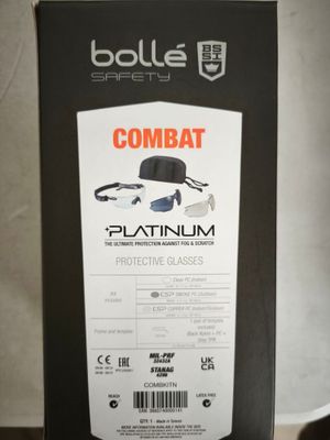 La boîte est ouverte pour montrer le contenu des lunettes de combat.