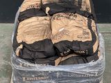 une palette remplie de sacs de ciment sur une palette