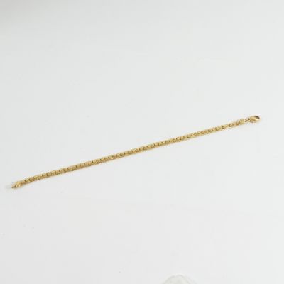 an image of a gold chain on a white background
