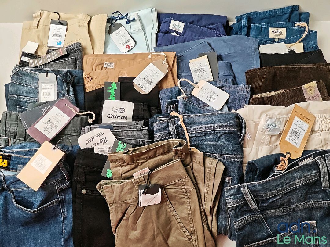 Lot de 19 pantalons de diverses tailles et marques dont : TEDDY SMITH, SCHOOL RAG, KILIWATCH... - NEUFS - TVA Récupér...