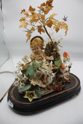 une figurine représentant un ange tenant un panier rempli de fleurs