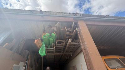 un homme qui se tient sur le seuil d'un immeuble