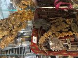 une vitrine remplie d'une multitude de bijoux en or et en argent