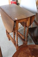 Lot de quatre petits meubles : une table de style Transition… (photo 5)