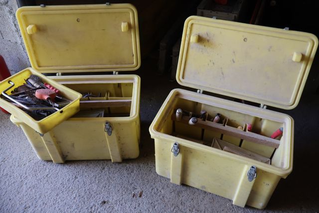 Deux caisses de chantier en plastique avec petit outillage. Visit...