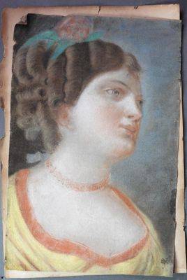 un vieux tableau représentant une femme en robe jaune avec un bandeau vert