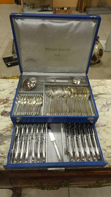 Lot D'Argenterie Ancienne : 3 Pinces à Sucre Et 5 Louchettes à Saupoudrer - Métal Argenté à Astiquer