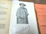 un vieux livre avec l'image d'une femme portant un chapeau