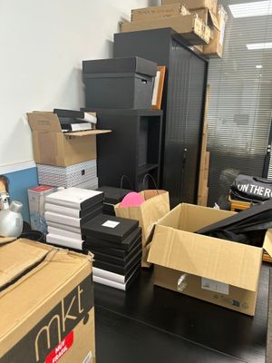 une pièce avec beaucoup de cartons et des cartons sur le sol