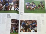 Il y a beaucoup de photos de joueurs de rugby dans ce livre