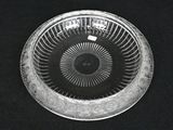 une plaque de verre transparent ornée d'un motif circulaire