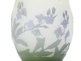 un vase en verre orné d'un motif vert et blanc
