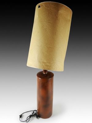 une lampe de table en bois avec un abat-jour marron