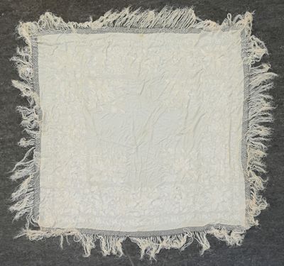 une image représentant un morceau de tissu blanc aux bords effilochés