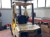 un chariot élévateur garé à l'intérieur d'un bâtiment