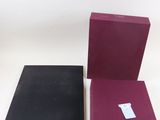livre violet et noir avec une étiquette blanche sur la couverture