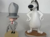 deux figurines représentant un homme coiffé d'un haut-de-forme et un chien coiffé d'un haut-de-forme