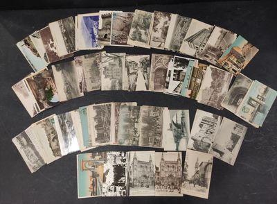 un lot de vieilles cartes postales posées sur une table