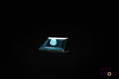 une photo d'une pomme posée sur la table, dans l'obscurité