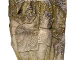 une image représentant un bloc de pierre sur lequel se trouvent les statues d'un homme et d'une femme