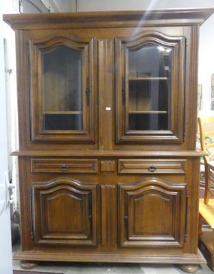 image d'un vaisselier en bois avec des portes en verre