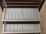 un meuble comportant cinq tiroirs à l'intérieur
